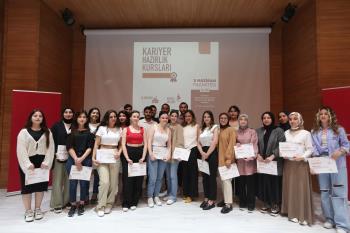 Üniversitemizde “Kariyer Hazırlık Kursları Sertifika Töreni” Düzenlendi